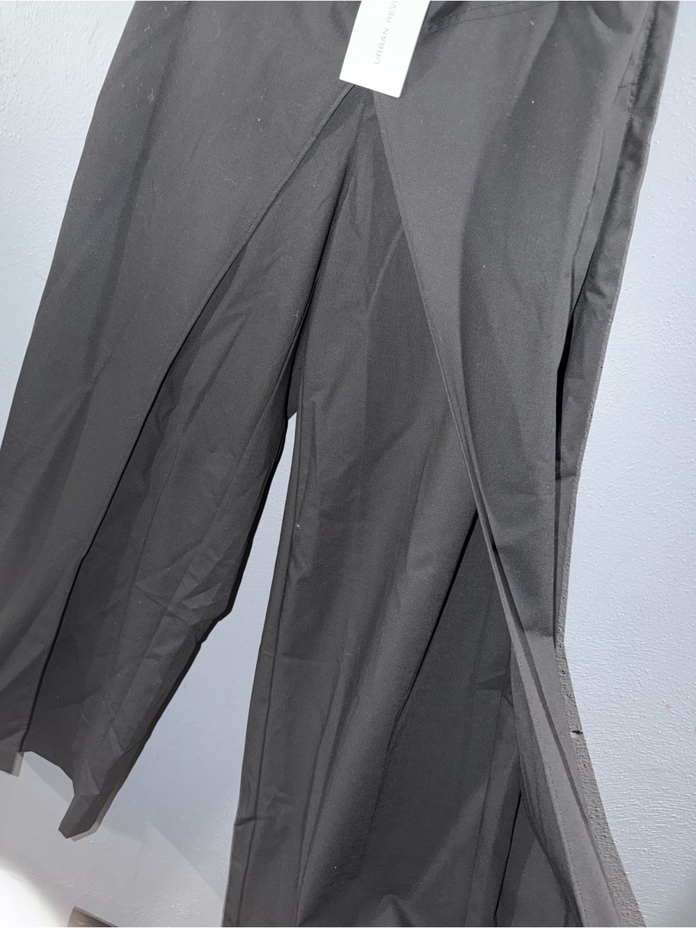 Elegant Wide-Leg Black Trousers — Modern High-Rise - Picture 2 of 8